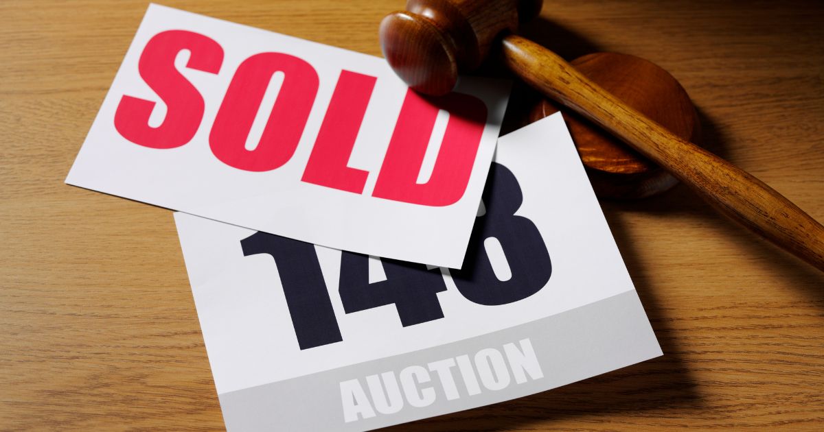Why Do Houses Go to Auction?