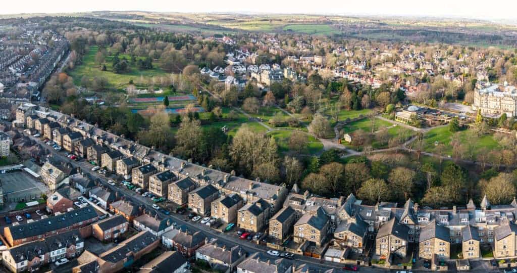 Lush residential neighbourhood with historic apartments and modern houses, surrounded by extensive green parks and recreational areas, ideal for families seeking a peaceful, community-oriented environment.