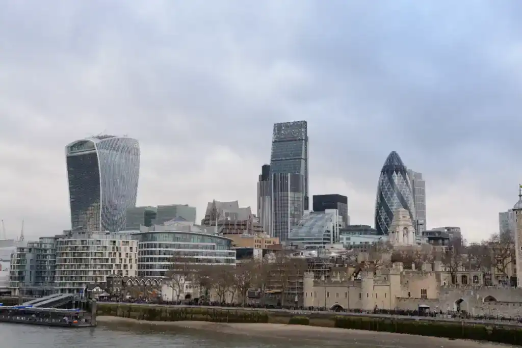 London skyline featuring iconic skyscrapers and the River Thames, highlighting commercial property development and conveyancing costs in the city.