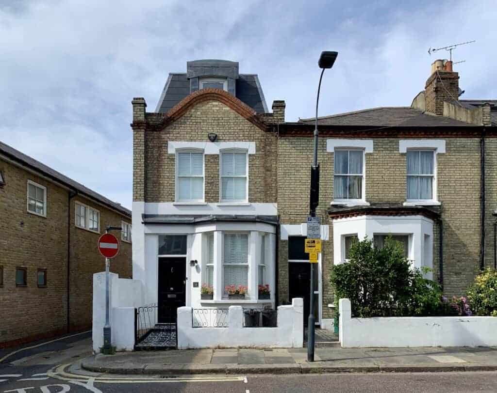 Expert solutions for inheriting a house with a mortgage. Learn how to manage mortgage obligations and protect your inheritance effectively.